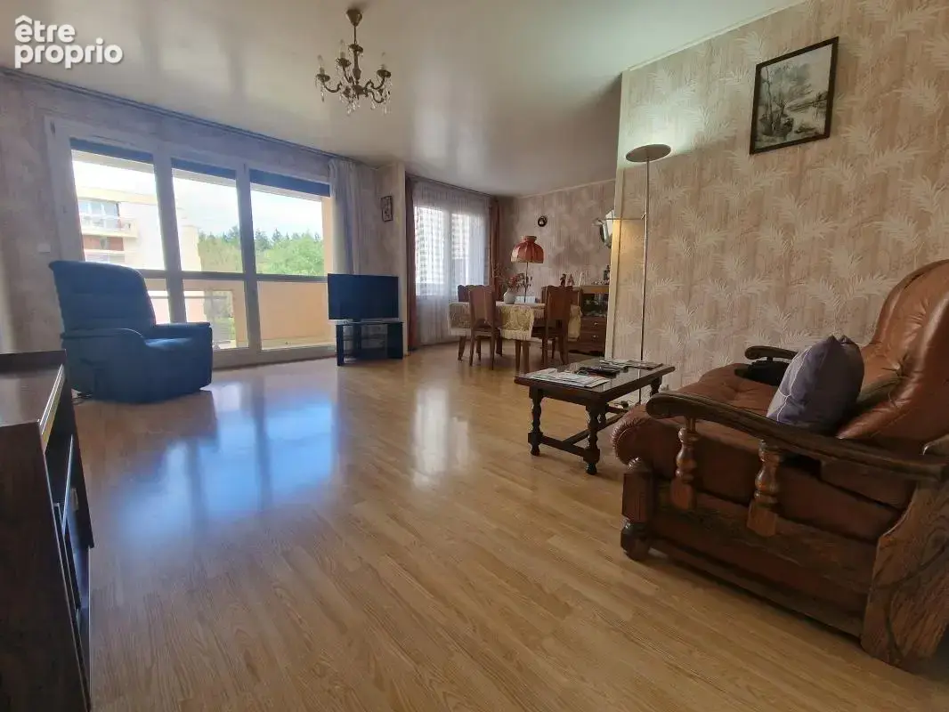 Au sein de la belle et prisée résidence "LE BOIS DE VAIRES" spacieux appartement F4 de 86m² habitables, situé au 2ème avec ascen - photo 2