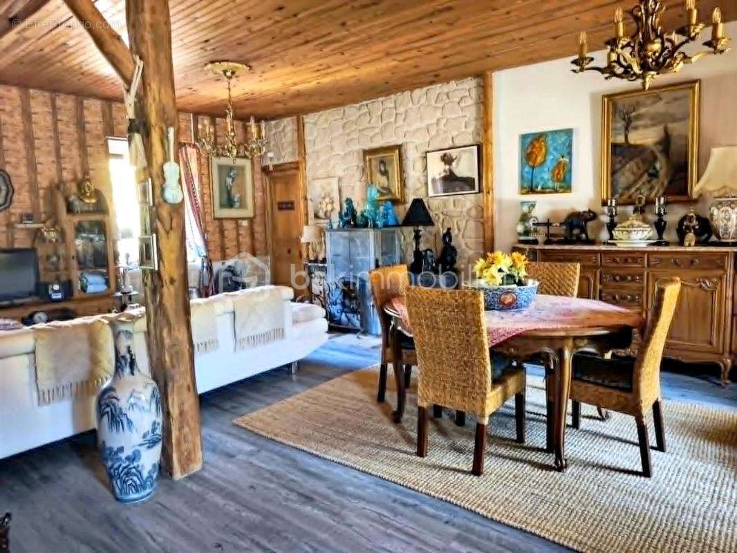 Maison à SAIL-SOUS-COUZAN