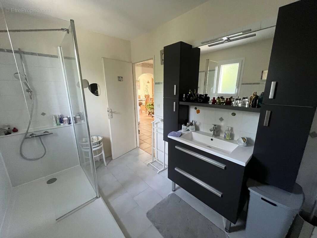 Centre, villa plain pied 3 chambres et bureau, piscine,  garage et atelier - photo 10
