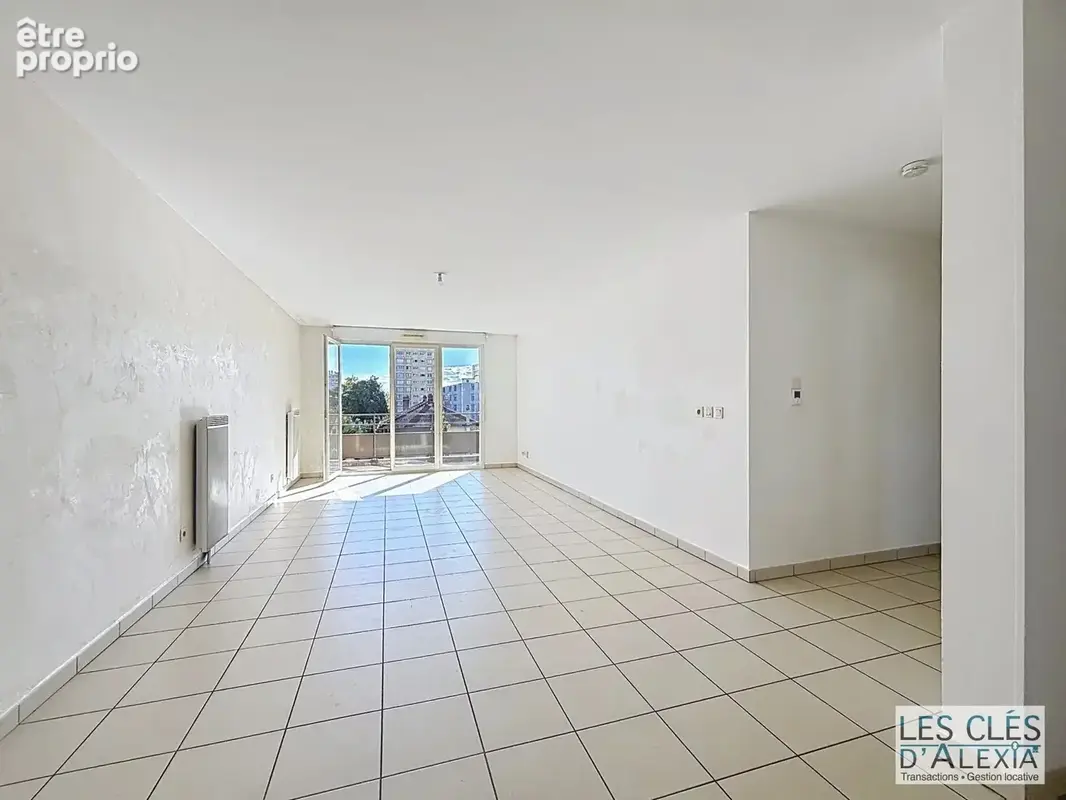 T3 - saint-priest - traversant avec balcon et places de parking - photo 2