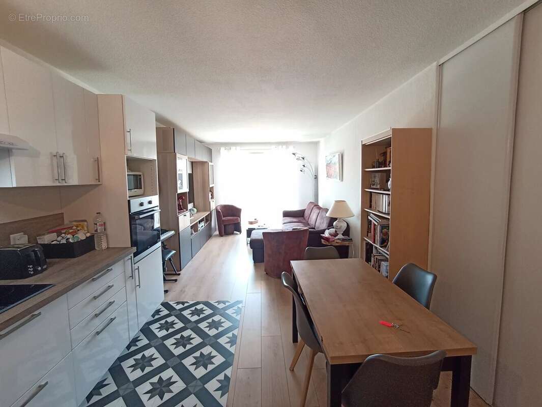 Appartement à SAINT-LAURENT-DU-VAR