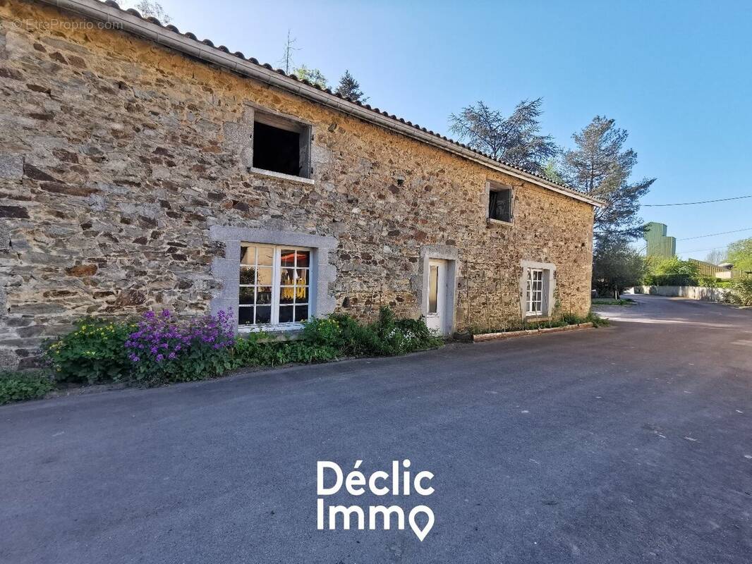 Maison à FENIOUX