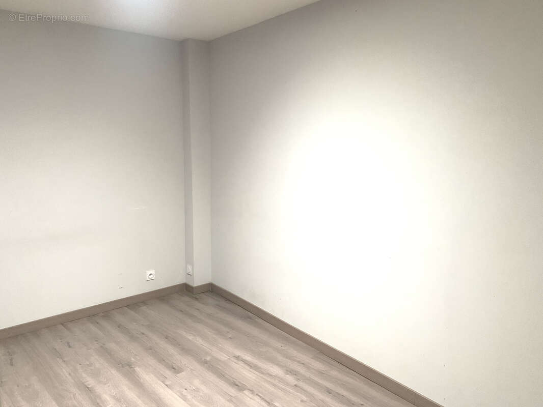 IMMEUBLE A VENDRE composé d'un local + un appartement - photo 7