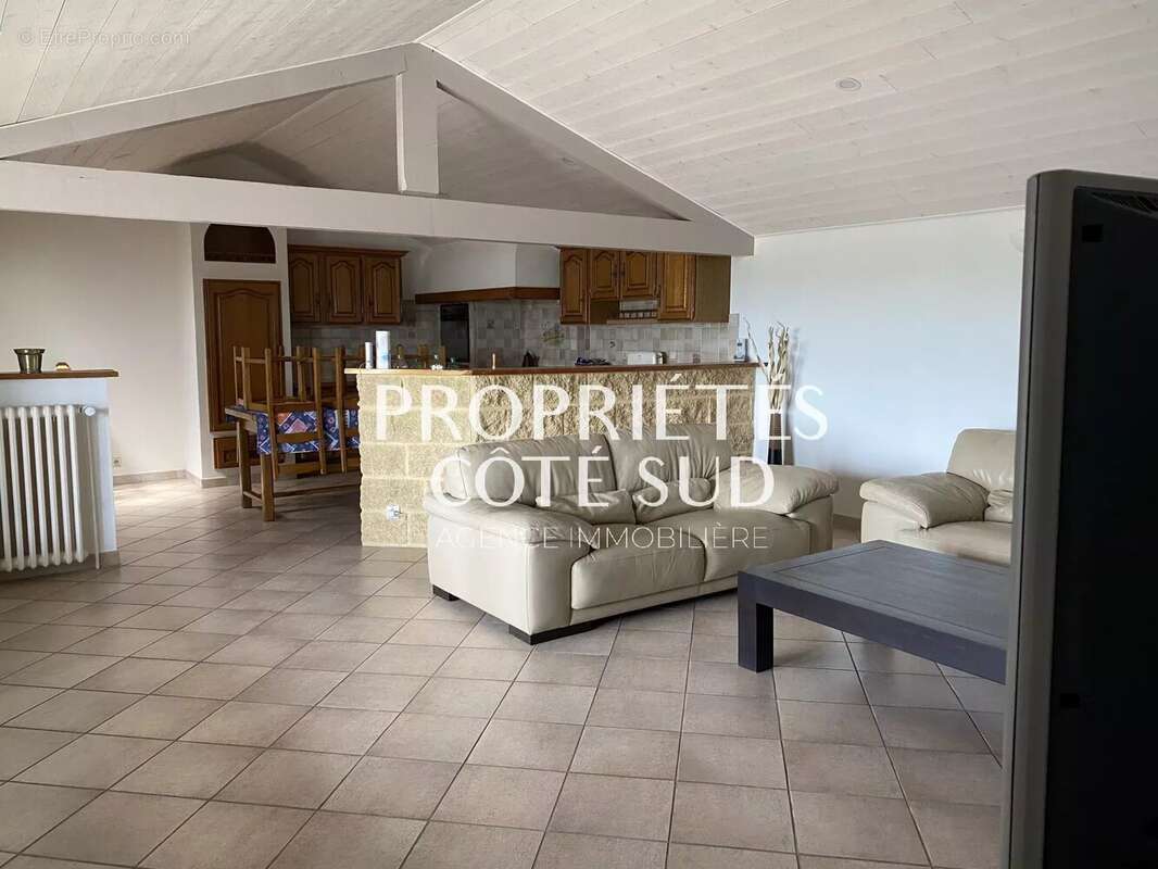 Commerce à LAUDUN-L&#039;ARDOISE