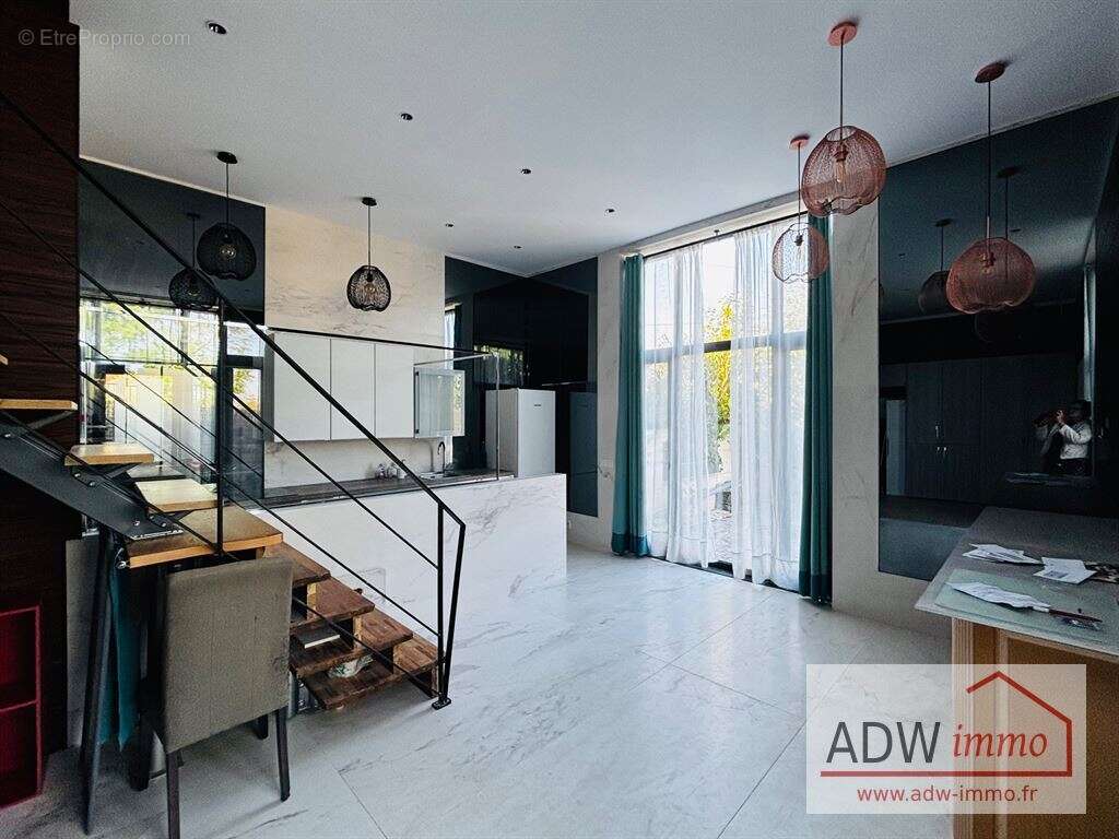 Maison à MANDRES-LES-ROSES