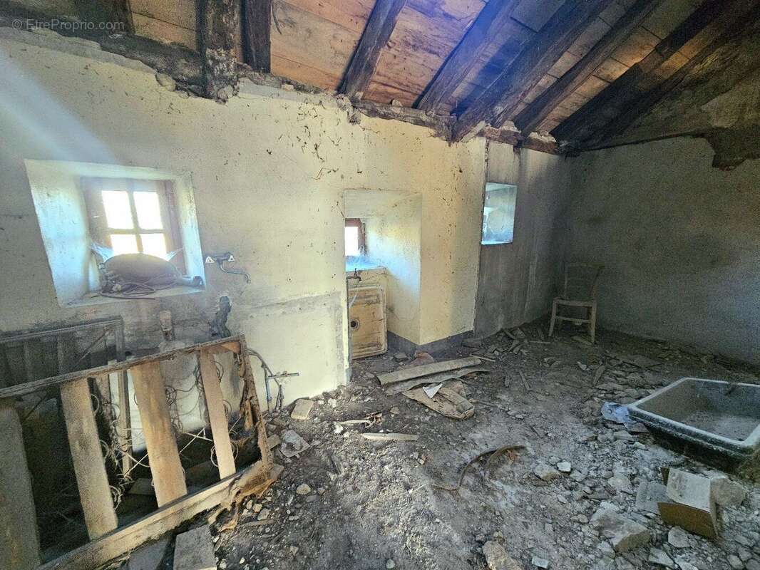 Corps de ferme à rénover avec son terrain d'environ 1 400m² - photo 4