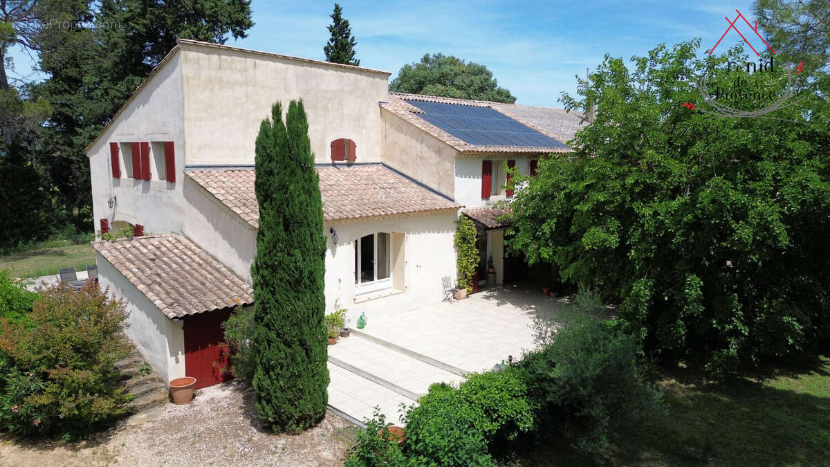 Propriété de charme, au calme à Orange : 5 chambres, piscine et terrain de 2970 m² - photo 2