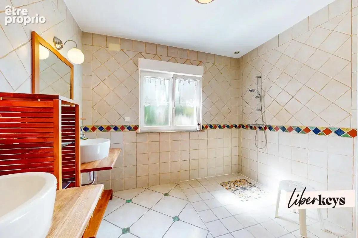 Lumineuse et spacieuse maison moderne de 187m2 - photo 3