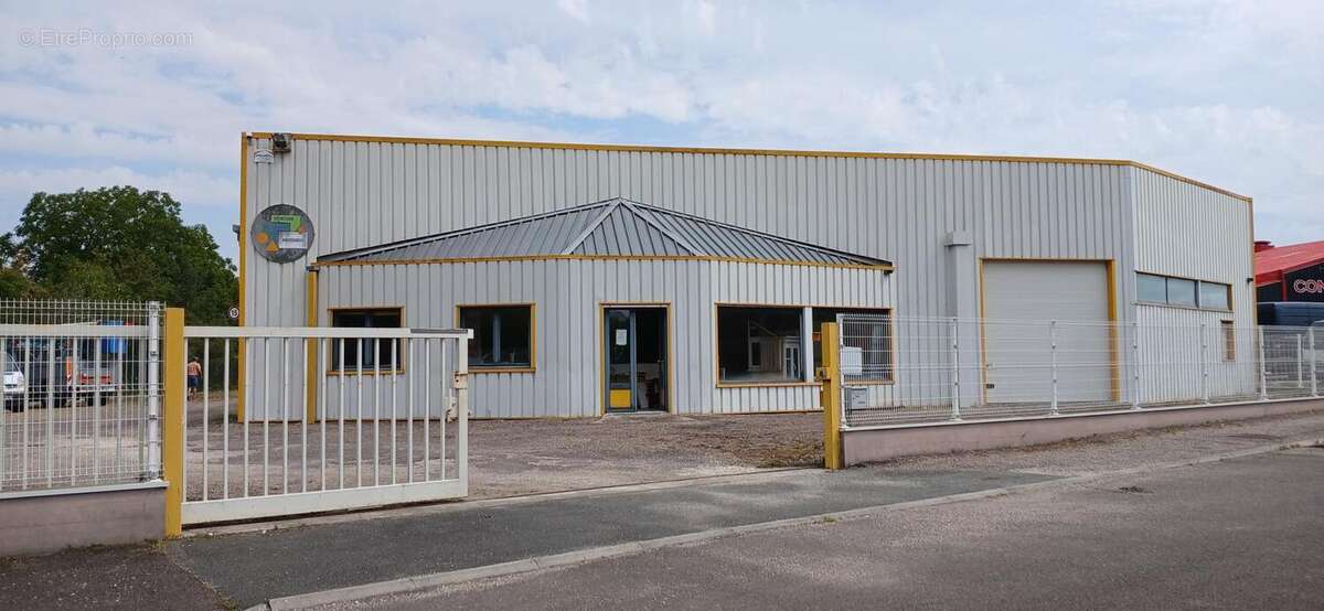 Bâtiment  industriel artisanal 2000 m² Port sur Saône  (70)  Ex-atelier de menuiserie de fabrication - photo 2