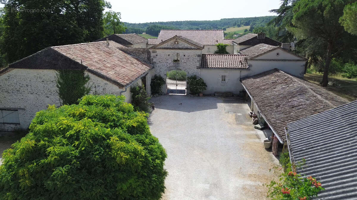Propriété haut de gamme avec installations équestres sur 18 ha - photo 3