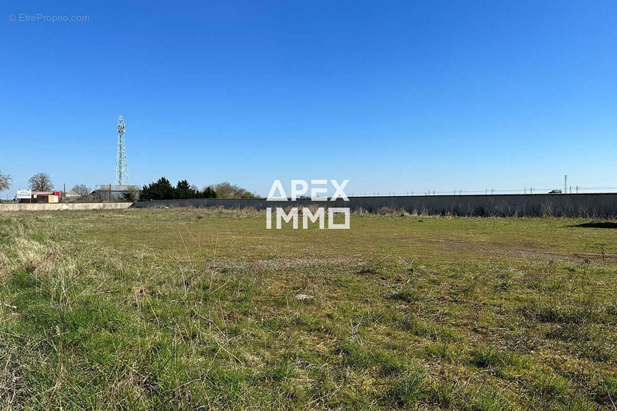 Commerce à OINVILLE-SAINT-LIPHARD