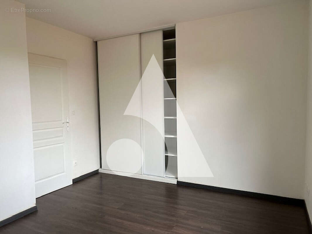 Appartement à NEYRON