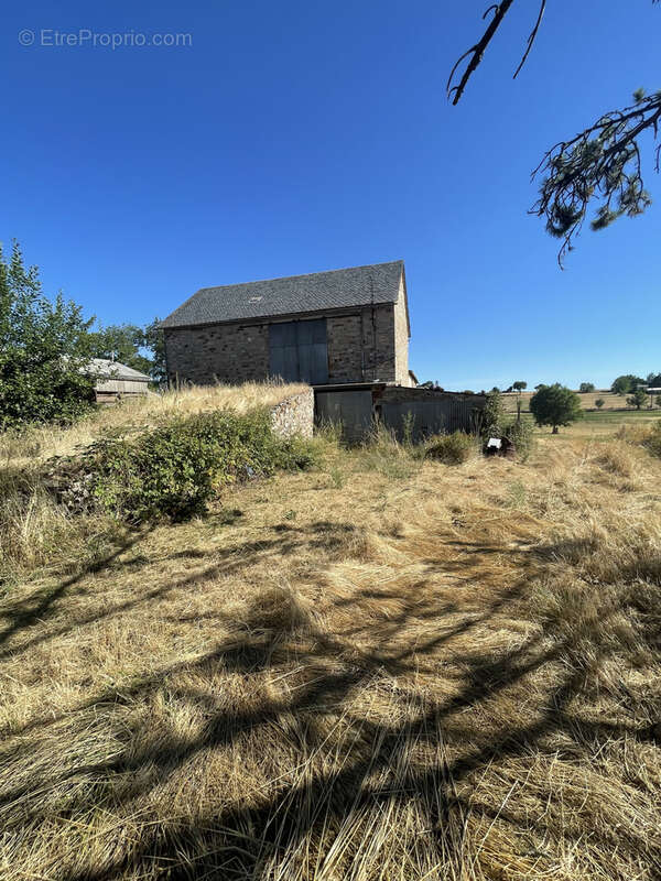 Corps de ferme avec dépendances et terrains agricoles situé sur la commune de Onet le Château - photo 4