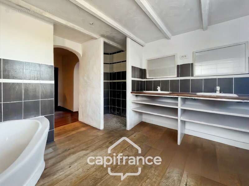 Domaine et Golf de Pont Royal, belle  propriété de 290 m2 établie sur un terrain de 2600 m2, cinq chambres, un bureau, piscine,  - photo 40