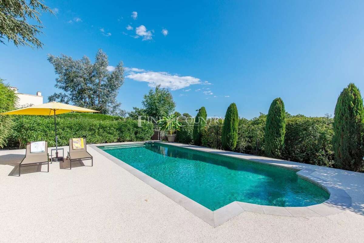 Maison à LA ROQUETTE-SUR-SIAGNE