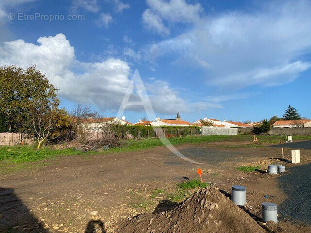 Terrain à LONGEVILLE-SUR-MER
