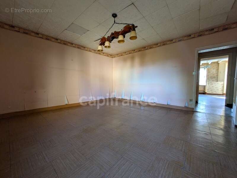 Maison a renover - essertines en donzy , 7 pièces , 164 m² , 4 /5 chambres , combles, cave, garage , terrain 526 m² - photo 10