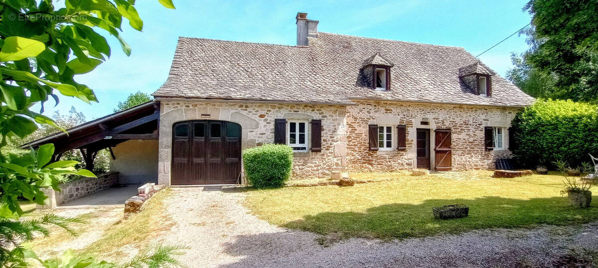 Maison à SAINT-MARTIAL-ENTRAYGUES