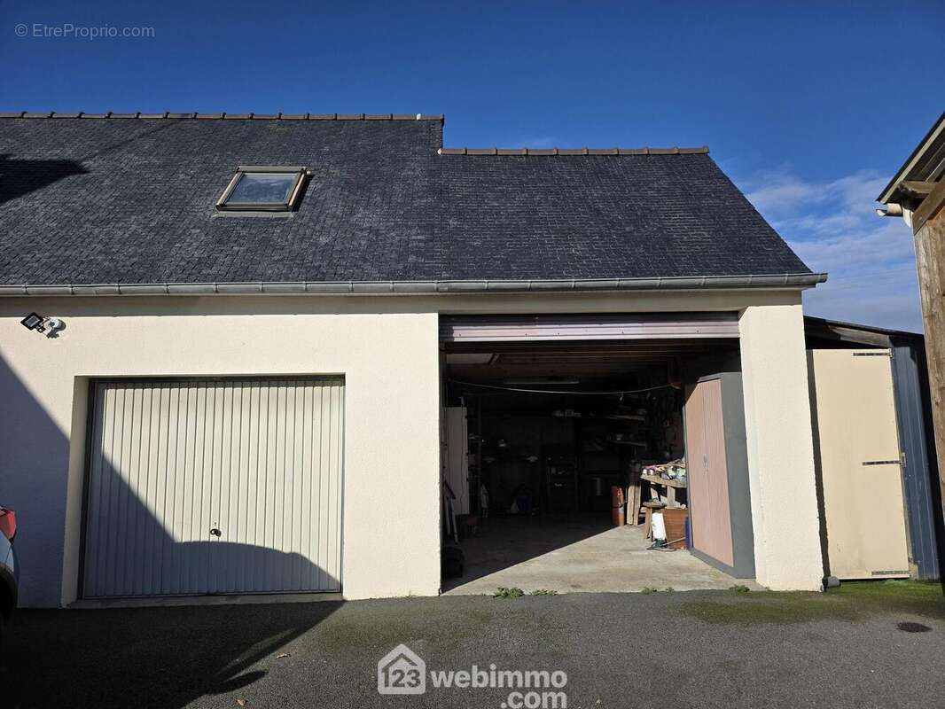 Double garage et cellier/atelier de bricolage - Maison à SAINT-CLET