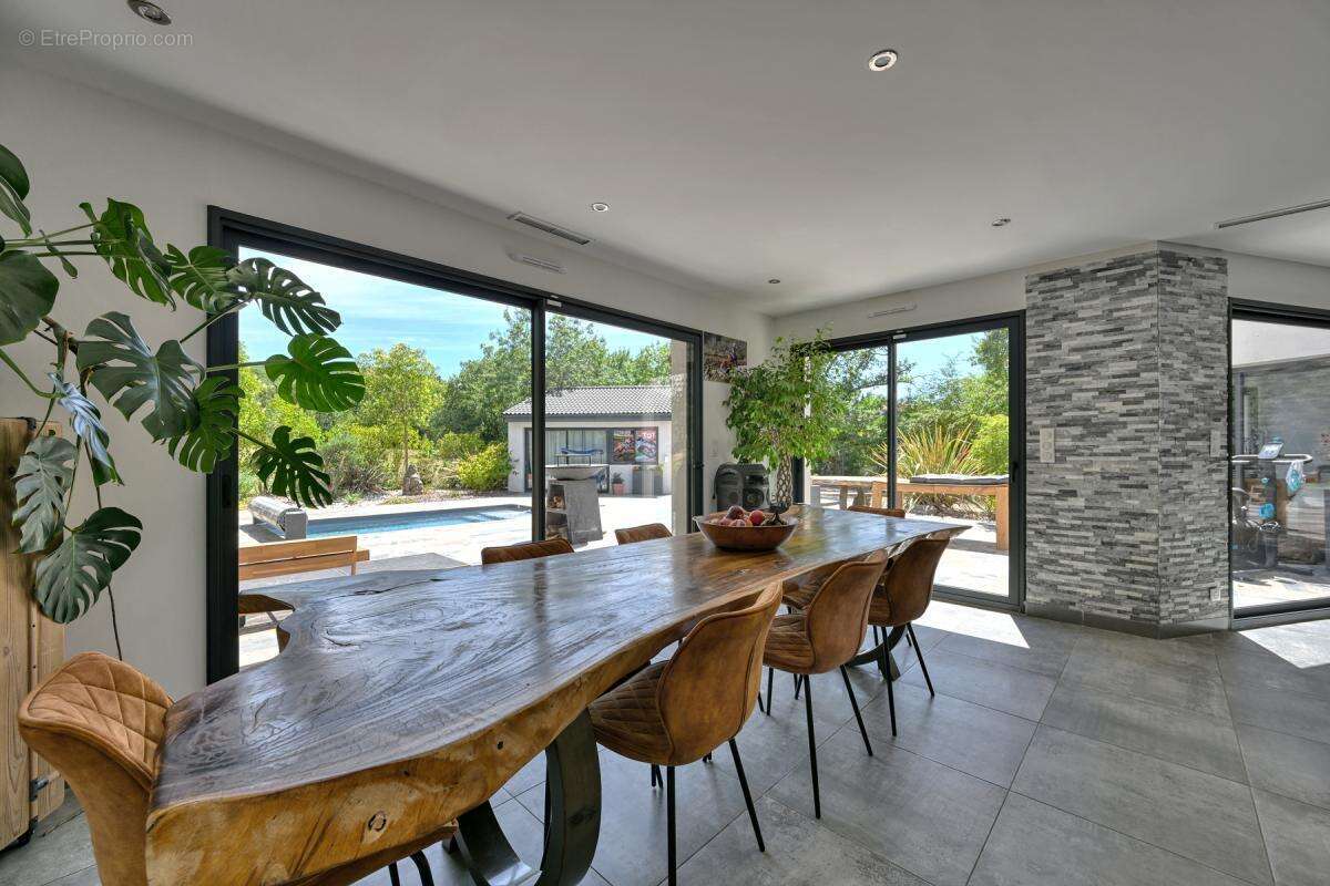 Villa contemporaine de 159 m² 5 chambres avec piscine chauffée sur plus d'un hectare de terrain - photo 6