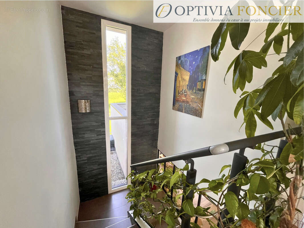Maison contemporaine 2014 - T8 -  DPE : B 197 m2 - 1300 m2 de terrain - photo 13