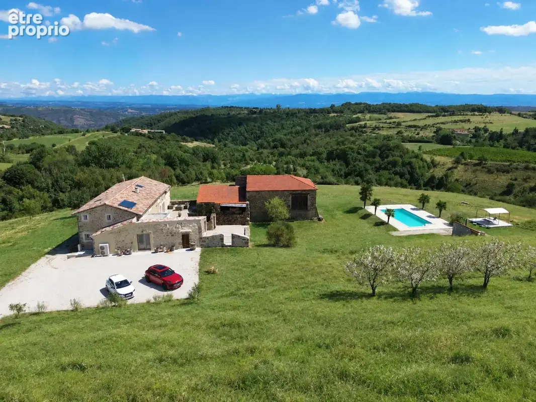 Propriété d'Exception Rénovée – 7.5 hectares - Étang privée - vue panoramique - Piscine - Source - photo 1