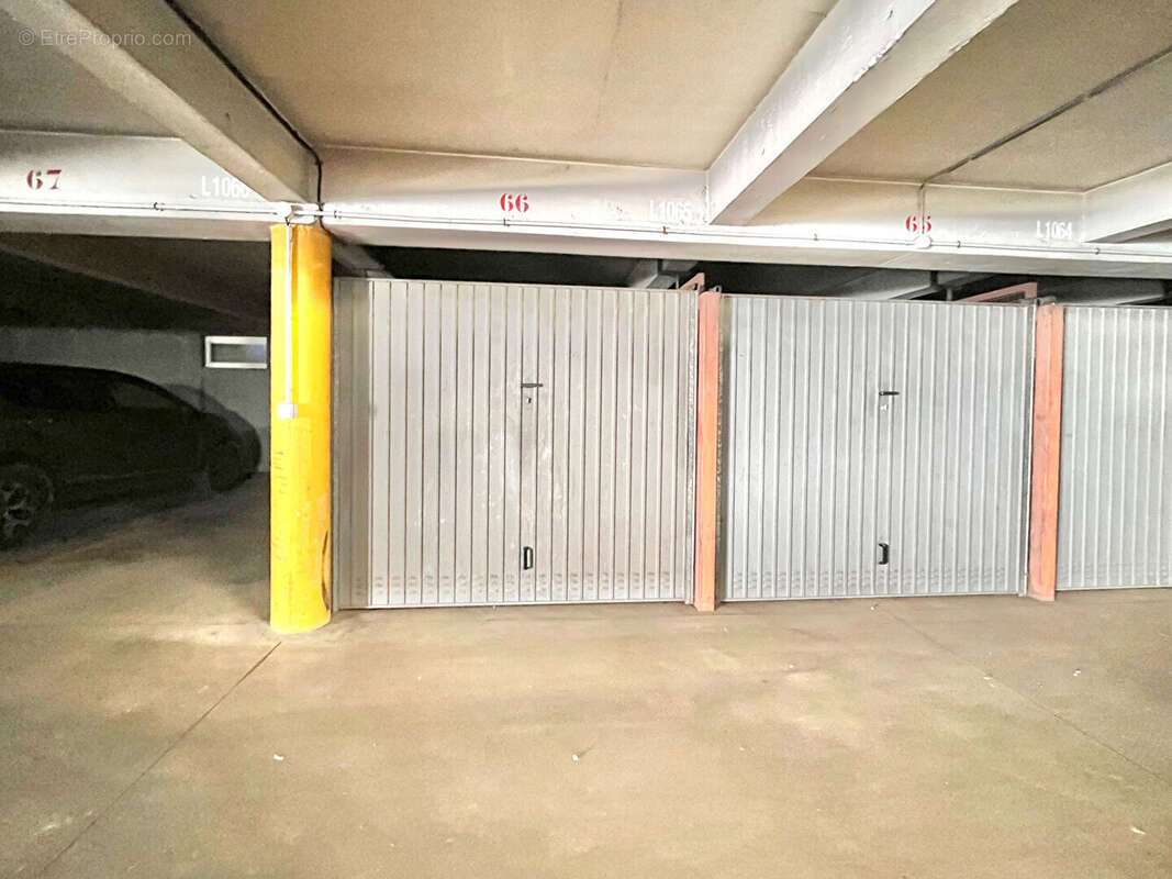 Box fermé sécurisé à vendre ? Proche métro Cuire - photo 2