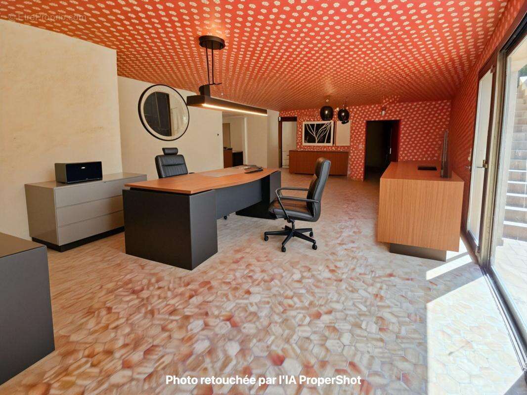  Un cadre de vie privilégié Édifiée sur un terrain de plus de 6 780 m², entièrement clos et paysager, cette propriété vous garan - photo 12