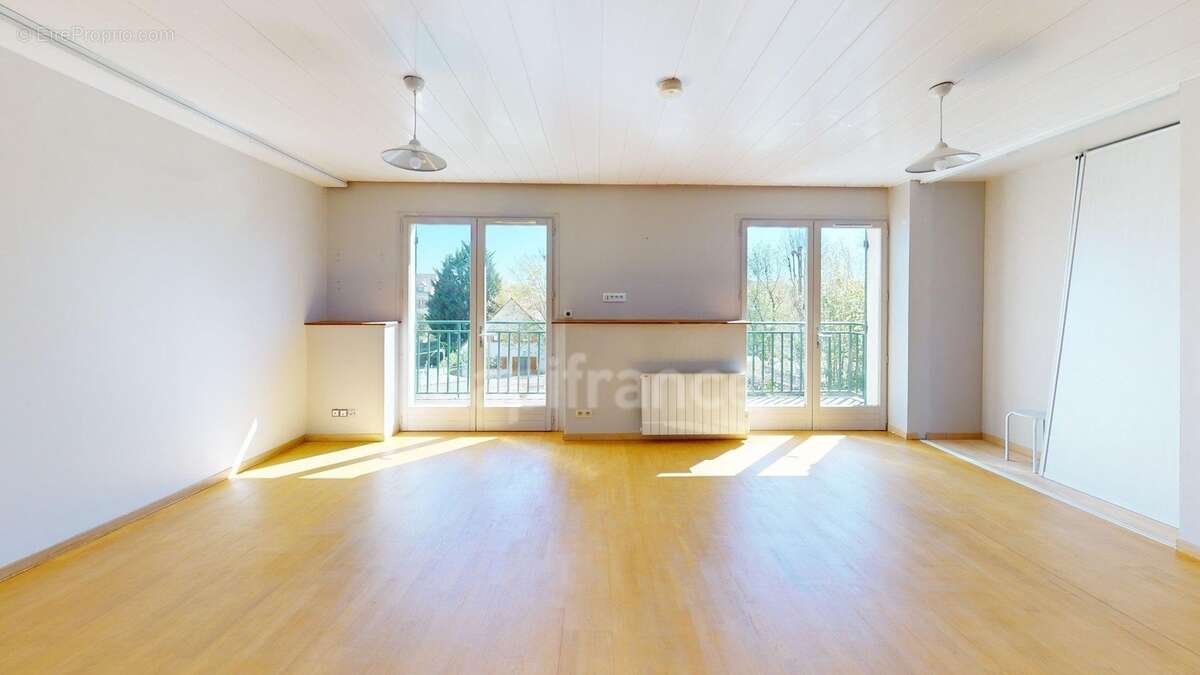 F3 de 72 m² à Corbeil-Essonnes, balcon, cave, RER D - photo 2