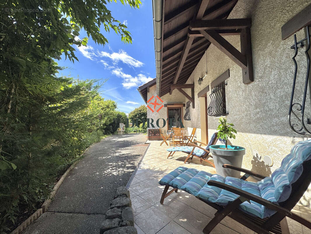Maison 240 m² à La Buissiere  - photo 8