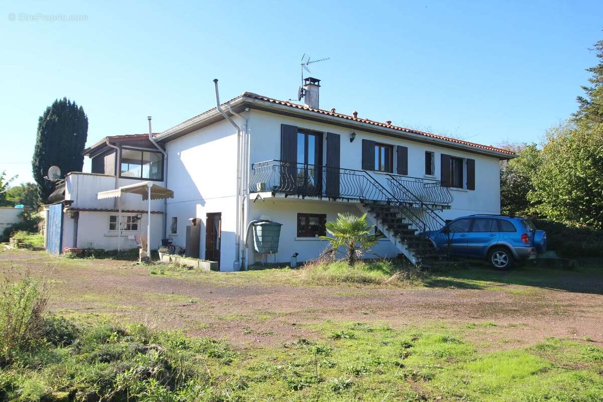 Maison individuelle de trois chambres avec studio d'une chambre, piscine et grand terrain - photo 14