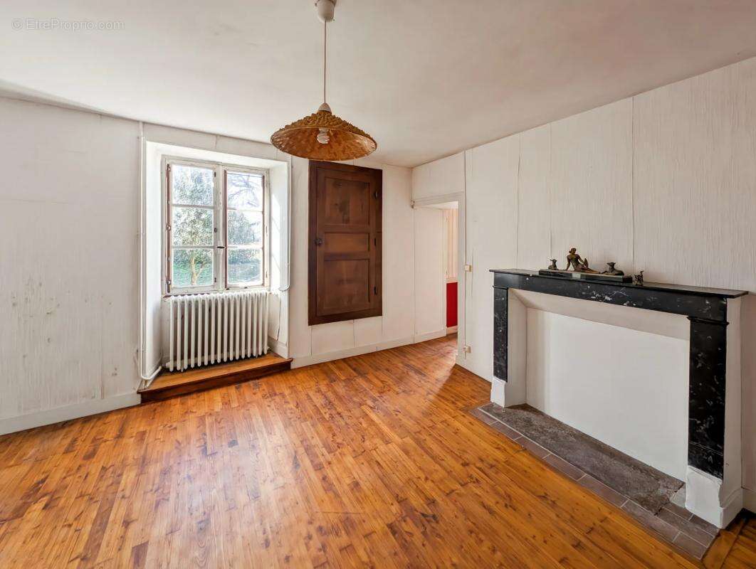 Maison à LES ADJOTS