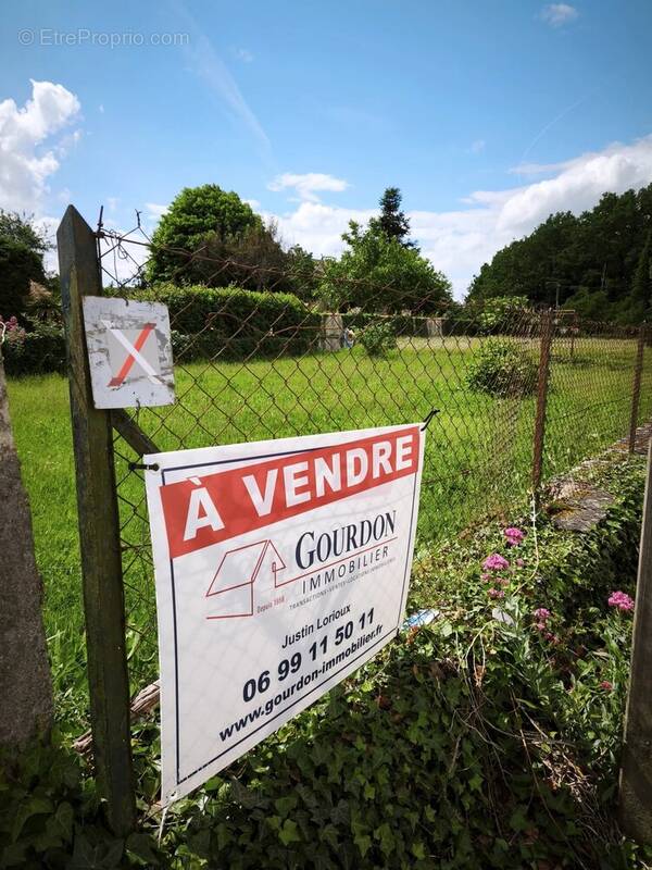 Terrain à COULOMBIERS
