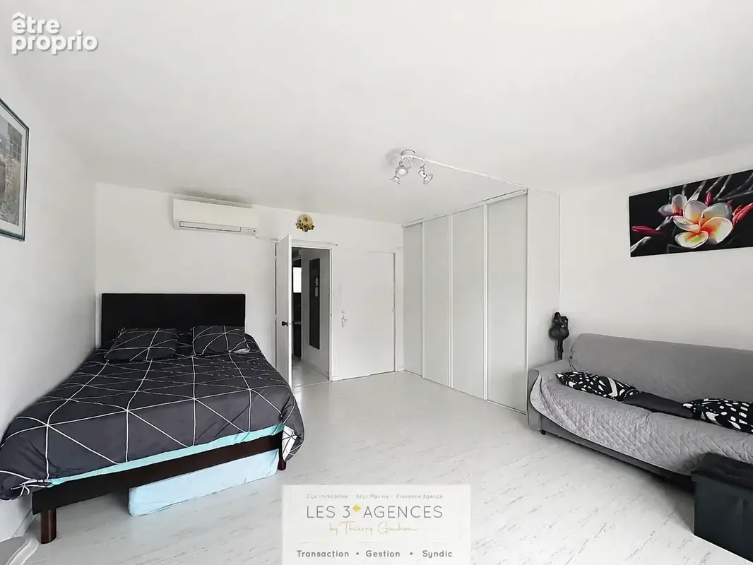 Grand t1 climatise - dernier etage - centre-ville - photo 2