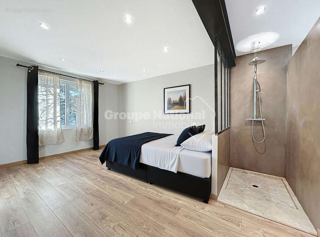 Valreas Maison en R+1 de 157m2 avec  3 Chambres, 1 SDB et 1 SDE, piscine 1000m 2 de Jardin - photo 5