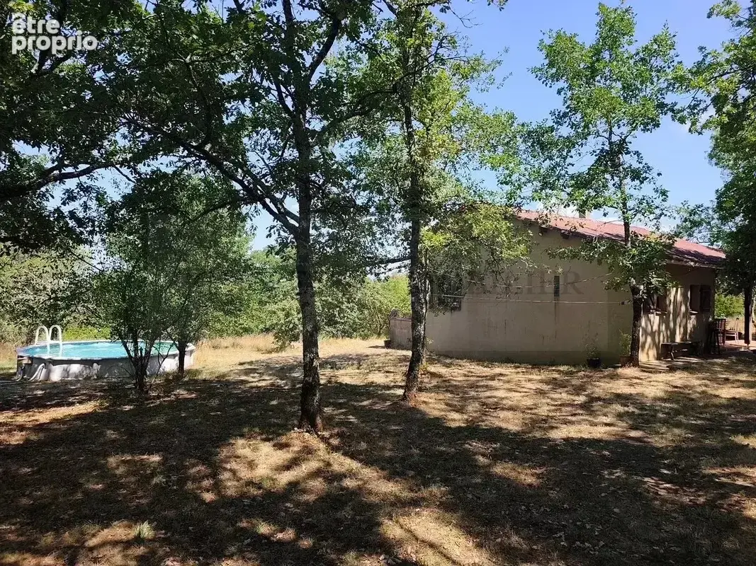 Propriété comprenant deux maisons d’habitation et une grange sur un terrain de de 6 ha environ. Situation dominante avec vue. - photo 2