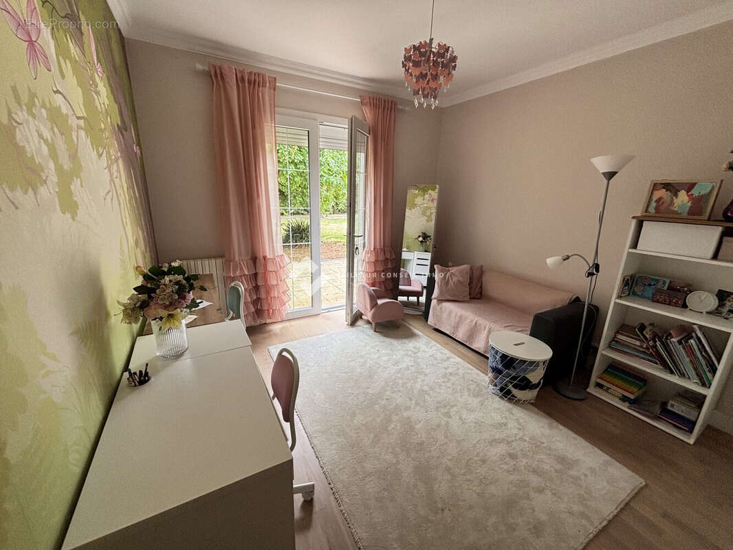 Maison 285 m² à Neuville-De-Poitou  - photo 8