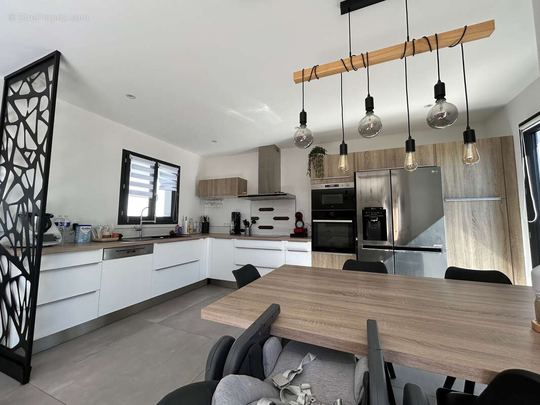 Maison à VIC-LA-GARDIOLE