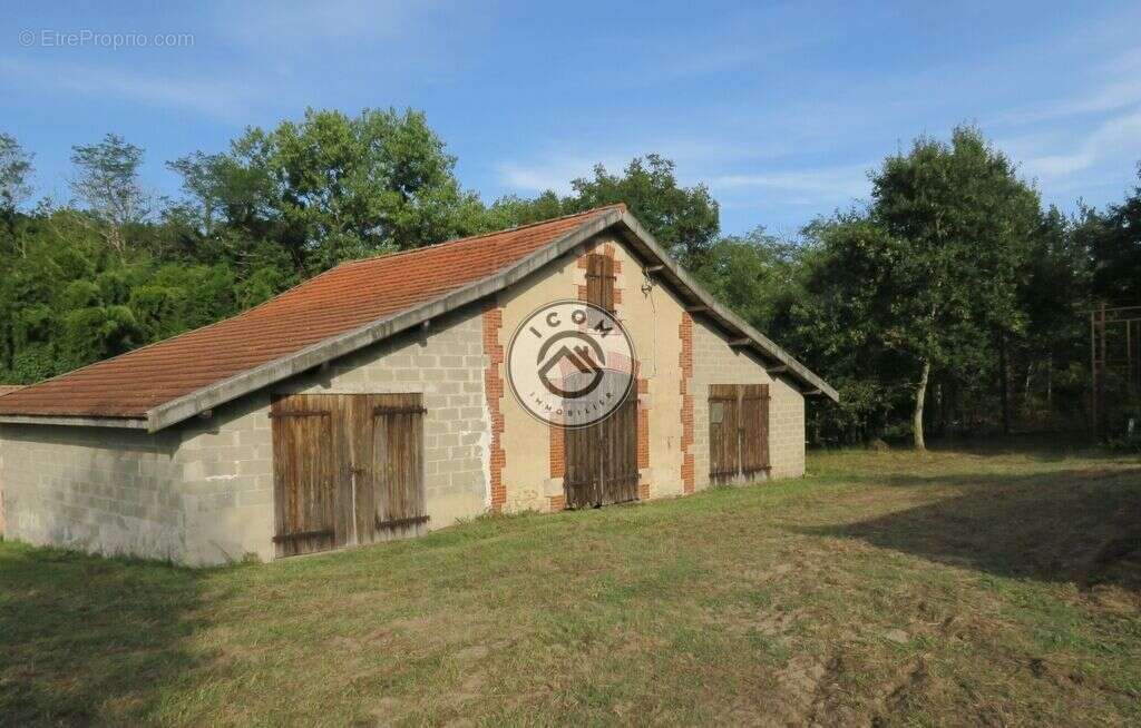 Terrain à CARCARES-SAINTE-CROIX