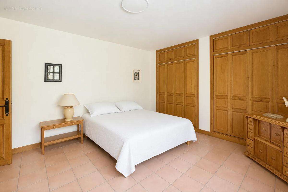 Majestueuse Maison Familiale de 303m², 2ha de Parc - photo 12