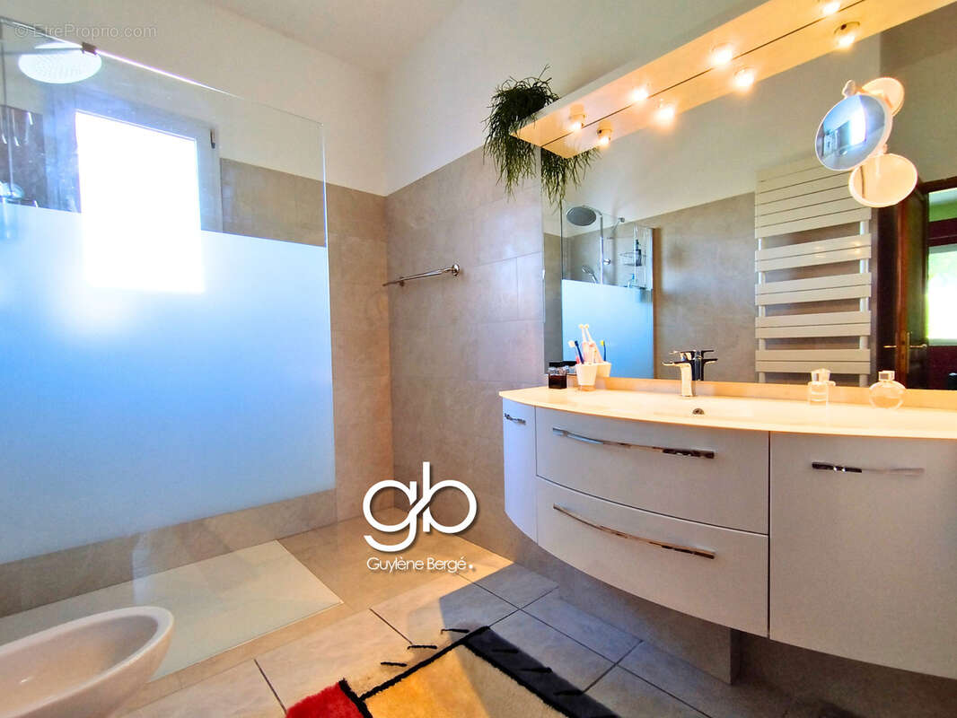 Villa traditionnelle 192 m2 avec jardin fruitier et pool house en bois - - photo 11