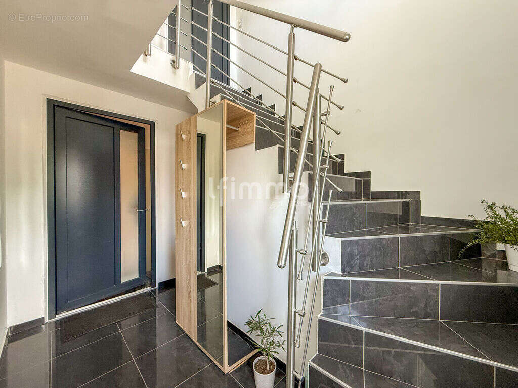 Maison bi-famille de 155m² sur 6,70 ares en quartier résidentiel - photo 3