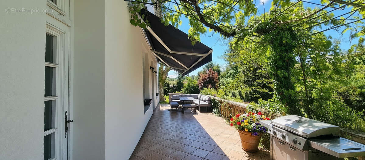 DEMEURE DE CHARME 180 m2 - grand garage - piscine - parc - photo 5