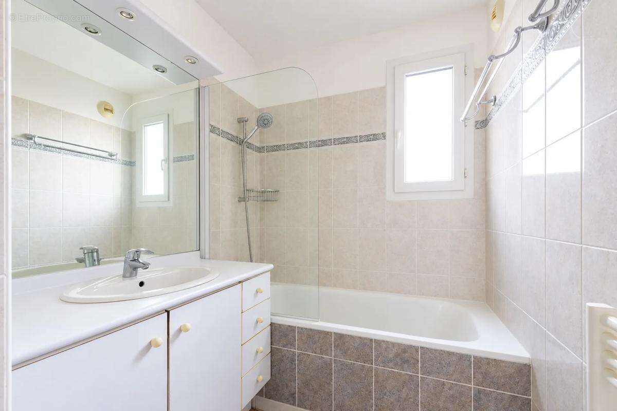 Appartement à COURBEVOIE
