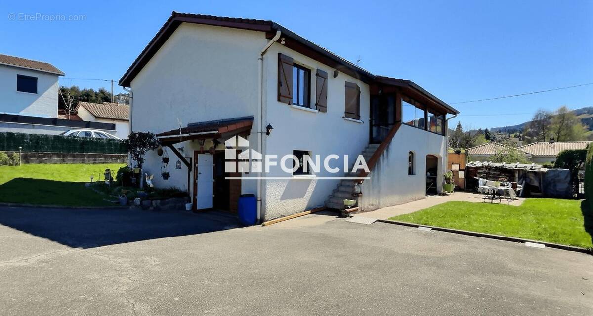Maison à LE CHAMBON-FEUGEROLLES