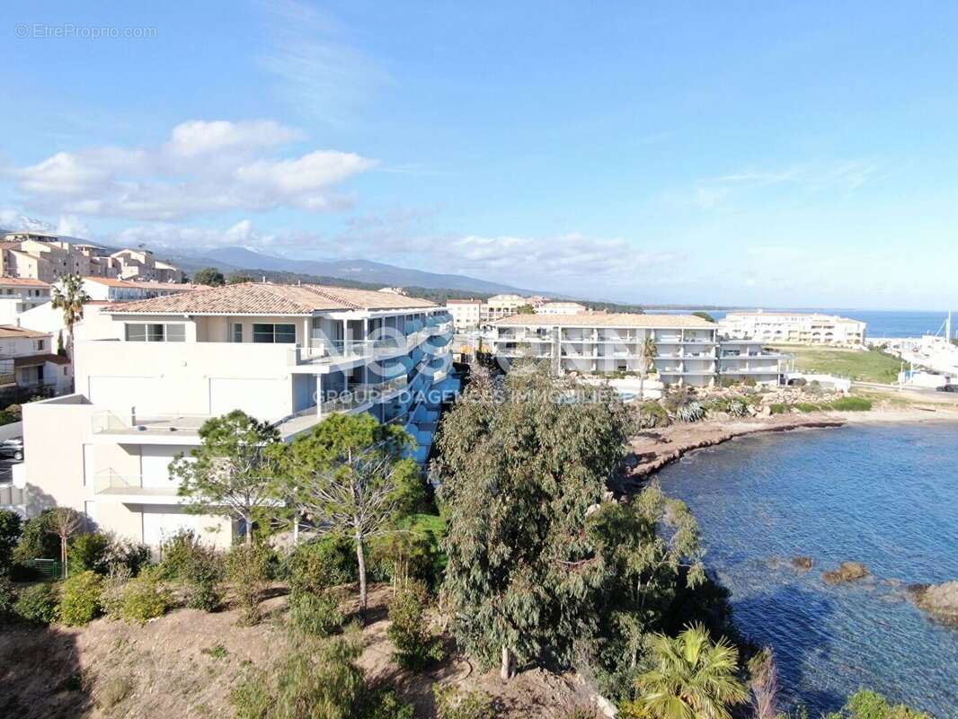 Appartement 3 pièces de 74 m2 situé en bordure de mer au centre du village, à l'entrée du port. - photo 21