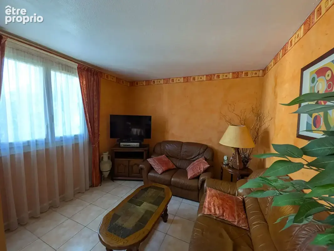 Appartement lumineux avec balcon, cave et parking  Résidence verdoyante - photo 3