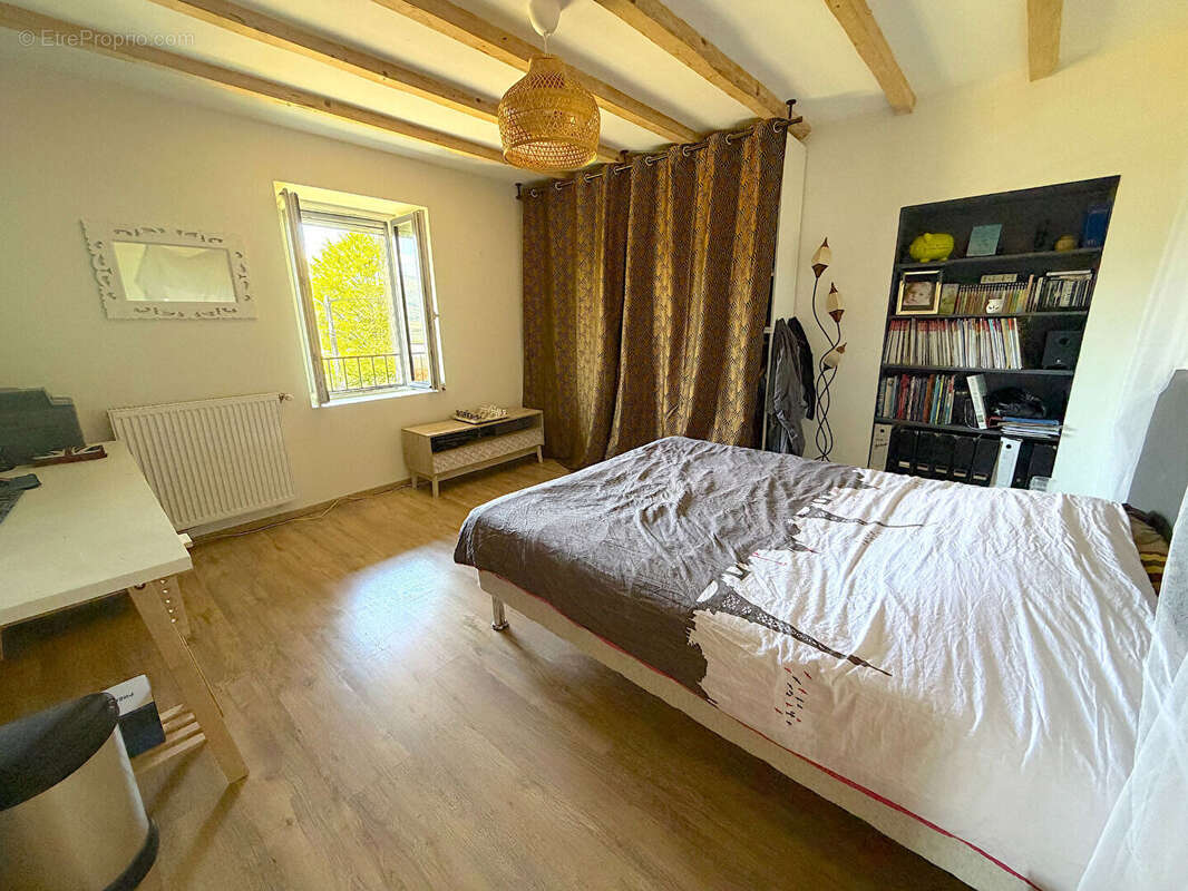 Maison à CHALLONGES