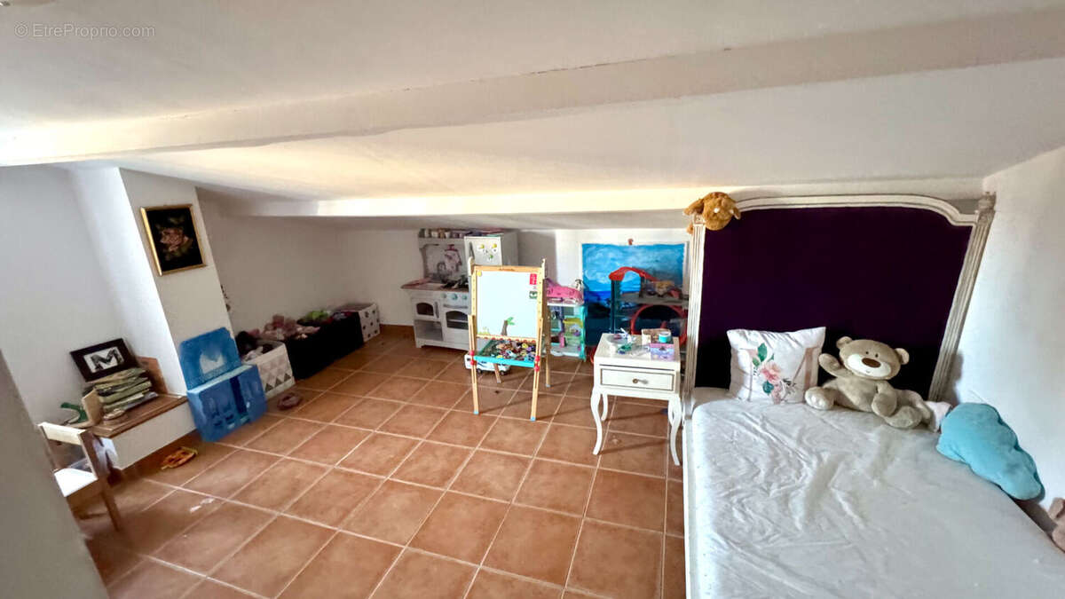 Maison à ENTRAIGUES-SUR-LA-SORGUE