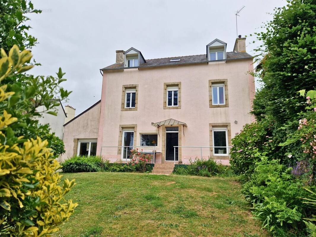 Maison à LE RELECQ-KERHUON